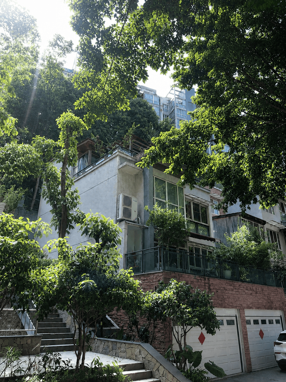西青岛居岁月从容升级：小小岛老别墅加装蒂升悦行款电梯
